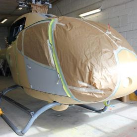 Helikopter pakket inn før lakkering